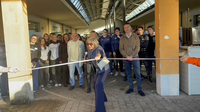 Più che un taglio è stato uno "strappo" del nastro Più che un taglio è stato uno "strappo" del nastro
