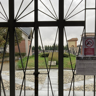 L'ingresso del cimitero di Gorla Maggiore e il cartello di divieto di accesso agli animali, ben visibile