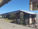 La casetta vicino alla stazione e un particolare del degrado La casetta vicino alla stazione e un particolare del degrado