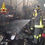 Cairate, incendio in un capannone