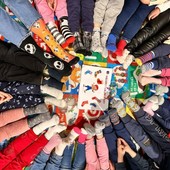 Giornata dei calzini spaiati 2026: originalità o errore, unicità o diversità? Dai piccoli bustocchi arriva un insegnamento