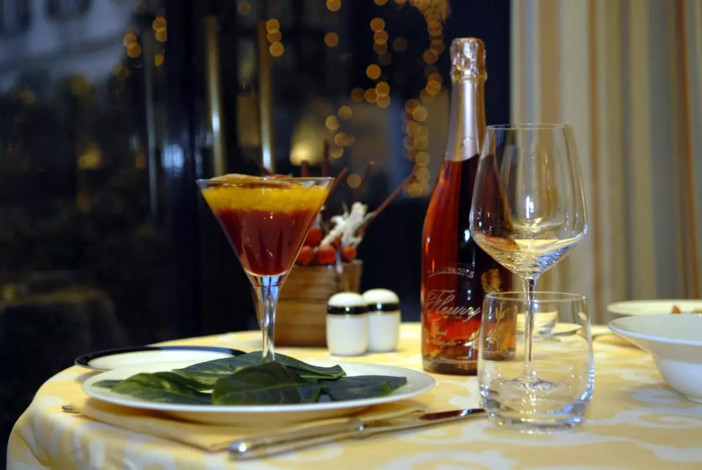 Cenone di Capodanno, da numero bicchieri a centimetri tra i piatti: cinque errori da evitare a tavola