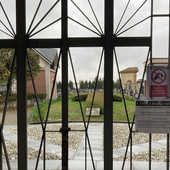 L'ingresso del cimitero di Gorla Maggiore e il cartello di divieto di accesso agli animali, ben visibile L'ingresso del cimitero di Gorla Maggiore e il cartello di divieto di accesso agli animali, ben visibile