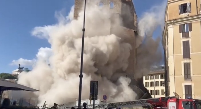 Crollo di Roma:  «Operaio dà segni di vita, messa maschera d’ossigeno»
