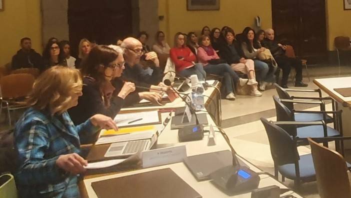 Le educatrici degli asili “affollano” la commissione. Il Pd: «Patrimonio di professionalità da non perdere»