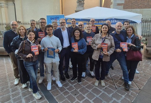 Elezioni, Sergio Crespi e la sua squadra per la prima volta in piazza: «A Busto c’è voglia di cambiamento» Elezioni, Sergio Crespi e la sua squadra per la prima volta in piazza: «A Busto c’è voglia di cambiamento»