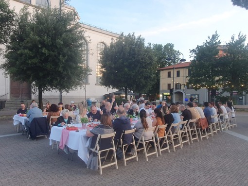 Cene in piazza, buona la prima a San Michele. In settanta a tavola sotto le stelle Cene in piazza, buona la prima a San Michele. In settanta a tavola sotto le stelle