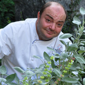 Silvio Battistoni, chef sopraffino che ha amato il Sacro Monte e Varese, ricambiato da tutti i clienti. Sotto in gallery è in cucina con lo staff del "Colonne"