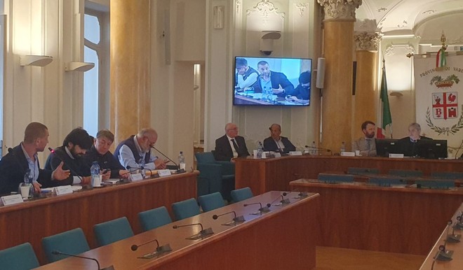 In Consiglio provinciale le polemiche sull’Anpi: «Abbassiamo i toni». Il Pd si astiene