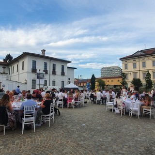 La cena in piazza Vittorio Emanuele dello scorso anno