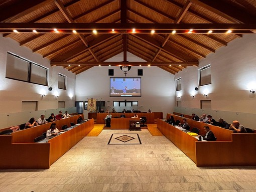 Gallarate, il consiglio approva 11 a 8 la variazione di bilancio: fondi per il nuovo ospedale e rientro degli impianti di Moriggia