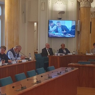 In Consiglio provinciale le polemiche sull’Anpi: «Abbassiamo i toni». Il Pd si astiene