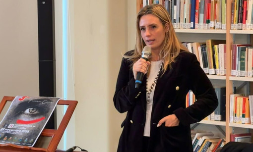 Rossetti rossi per la cultura del rispetto. Caruso: «Un gesto simbolico e risorse reali per rafforzare la rete provinciale nella tutela delle donne»