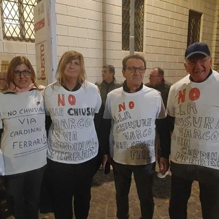 La protesta dei residenti di via Cardinal Ferrari davanti al municipio