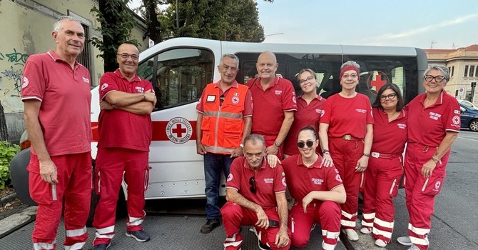 Un pasto e un sorriso: i senzatetto accorrono in stazione la vigilia di Ferragosto Un pasto e un sorriso: i senzatetto accorrono in stazione la vigilia di Ferragosto