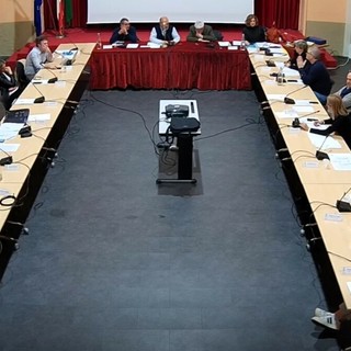 Consiglio comunale acceso a Olgiate: «4,5 milioni di avanzo» ma è scontro su tasse e mensa