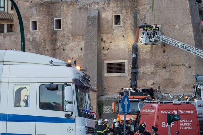 Crollo di Roma, estratto vivo l’operaio Crollo di Roma, estratto vivo l’operaio