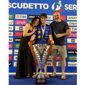 Beatrice Cassarà festeggia lo scudetto con mamma, papà e la coppa Beatrice Cassarà festeggia lo scudetto con mamma, papà e la coppa