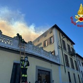 I vigili del fuoco al lavoro durante l'incendio