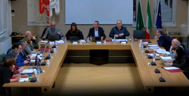 Una seduta del consiglio comunale di Marnate