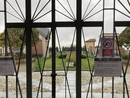 L'ingresso del cimitero di Gorla Maggiore e il cartello di divieto di accesso agli animali, ben visibile