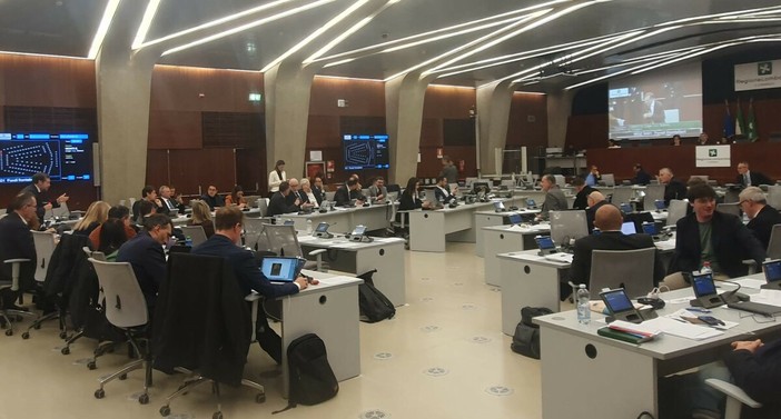 Ristorni dei frontalieri, in Regione passa la mozione della maggioranza. Scontro Monti-Astuti