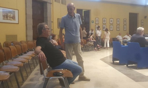 Santo Cascio (in piedi) parla con l'ex assessore Albani prima del Consiglio comunale
