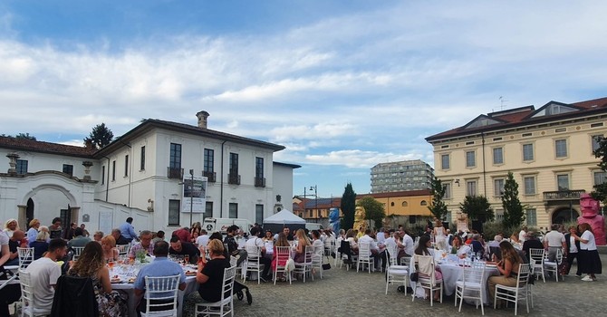 Le cene in piazza a Busto servono il bis