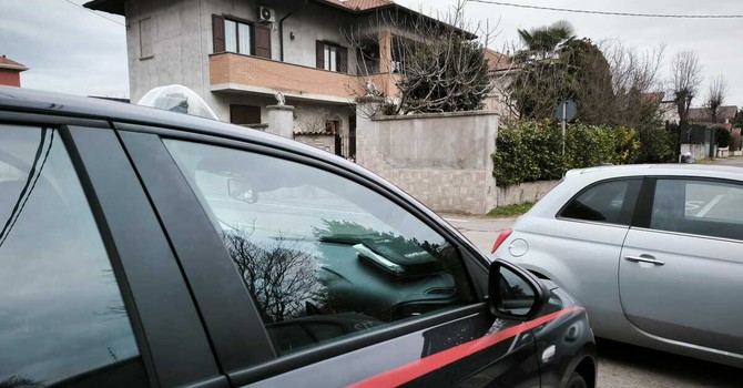 IL PUNTO. L'irruzione, le botte, la coltellata fatale. Si cercano i complici che hanno lasciato il rapinatore ferito fuori dall'ospedale