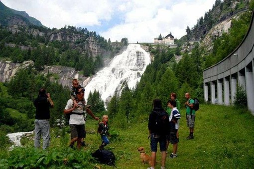 Lo spettacolo della Cascata del Toce nel comune di Formazza, in frazione Frua, a quota 1.675 metri Lo spettacolo della Cascata del Toce nel comune di Formazza, in frazione Frua, a quota 1.675 metri