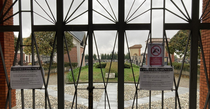 L'ingresso del cimitero di Gorla Maggiore e il cartello di divieto di accesso agli animali, ben visibile
