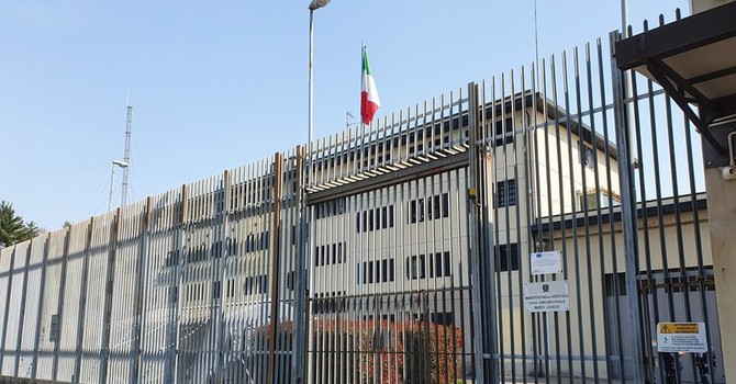 Violenta aggressione in carcere a Busto Arsizio, ferito un poliziotto