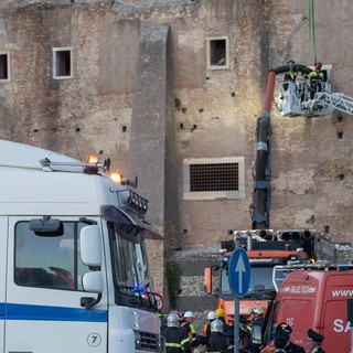 Crollo di Roma, estratto vivo l’operaio