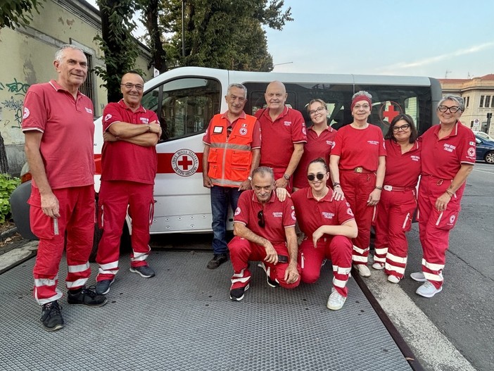Un pasto e un sorriso: i senzatetto accorrono in stazione la vigilia di Ferragosto Un pasto e un sorriso: i senzatetto accorrono in stazione la vigilia di Ferragosto
