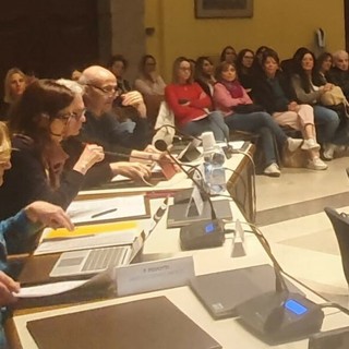 Le educatrici degli asili “affollano” la commissione. Il Pd: «Patrimonio di professionalità da non perdere»