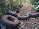 Gli incivili colpiscono ancora: i boschi di Borsano trasformati in una discarica di gomme Gli incivili colpiscono ancora: i boschi di Borsano trasformati in una discarica di gomme