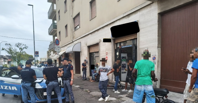 I controlli della polizia (foto Polizia di Stato) I controlli della polizia (foto Polizia di Stato)