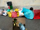 I rifiuti oggi (il cestino rosso è stato poi rimosso) e quelli ieri in via Muratori