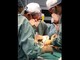 I professori Nicola Rotolo e Andrea Imperatori con l'equipe della Chirurgia toracica durante il lungo e complesso intervento sulla fistola tracheo-esofagea
