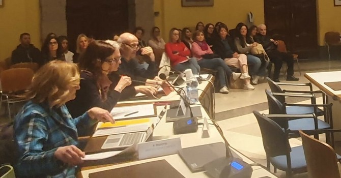 Le educatrici degli asili “affollano” la commissione. Il Pd: «Patrimonio di professionalità da non perdere»
