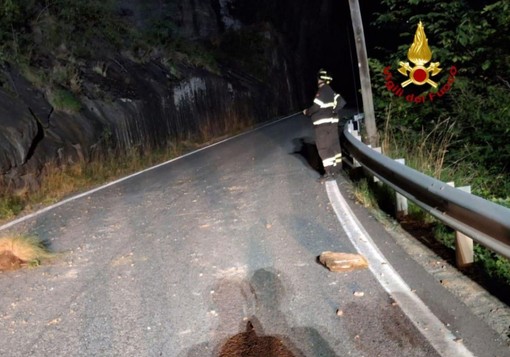 Frana nella notte sulla Statale 659 a Crodo: auto colpita dai detriti