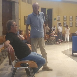 Santo Cascio (in piedi) parla con l'ex assessore Albani prima del Consiglio comunale
