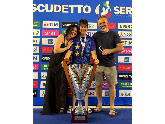 Beatrice Cassarà festeggia lo scudetto con mamma, papà e la coppa