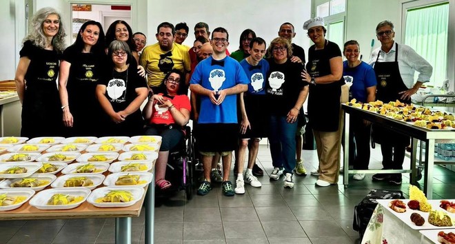 Nella foto gli chef soci Lions che hanno realizzato il menù del pranzo solidale insieme ai ragazzi e collaboratori di Progetto Promozione Lavoro di Olgiate Olona