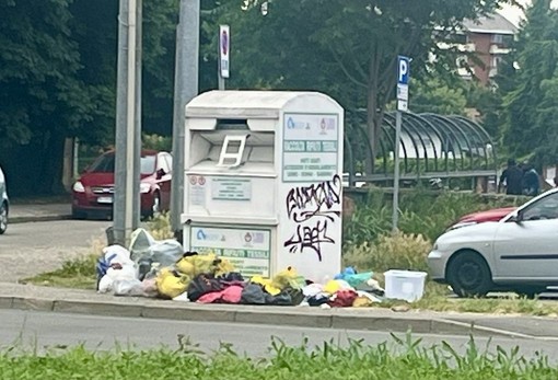 Busto, via i cassonetti. Antonelli: «I rifiuti tessili li ritirerà Agesp porta a porta» Busto, via i cassonetti. Antonelli: «I rifiuti tessili li ritirerà Agesp porta a porta»