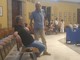 Santo Cascio (in piedi) parla con l'ex assessore Albani prima del Consiglio comunale Santo Cascio (in piedi) parla con l'ex assessore Albani prima del Consiglio comunale