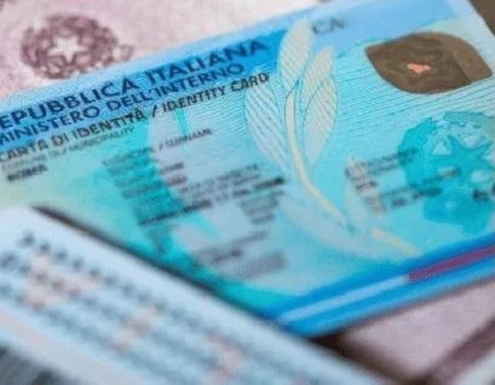 Ferno in campo per dire addio alle carte di identità cartacee: sportello ad hoc e postazione per foto tessera