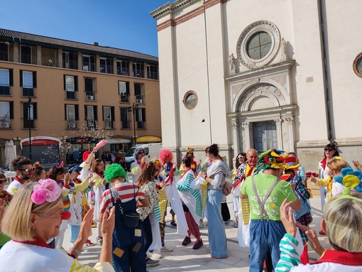 Il centro di Busto si colora con la &quot;Giornata del Naso Rosso&quot;