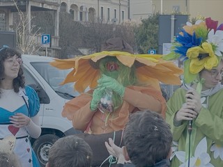 La maschera misteriosa... (sorpresa, sotto c'è il sindaco Cristina Borroni)