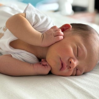 Un fiocco azzurro speciale a casa Vago: il piccolo chiamato Cesare in omaggio al bisnonno dall'immenso cuore